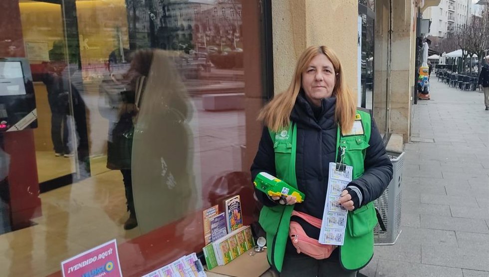 En la imagen, Conchi Matos, la agente vendedora que ha repartido el "sueldazo"