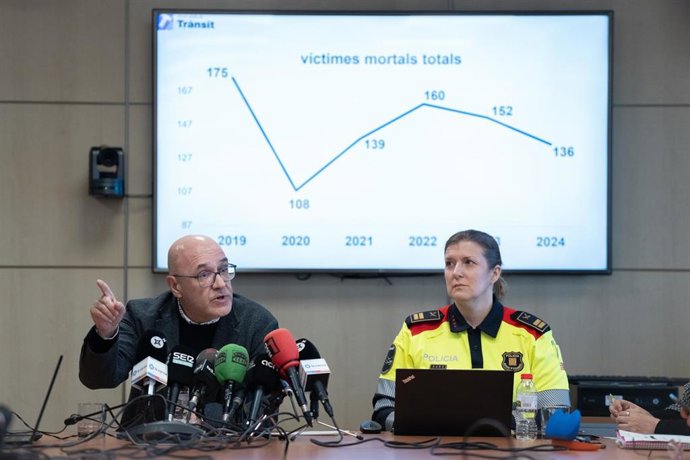 El director del Servei Català de Trànsit (SCT), Ramon Lamiel, y la  jefa de la Comisaría General de Movilidad de los Mossos d'Esquadra, Mònica Luis.