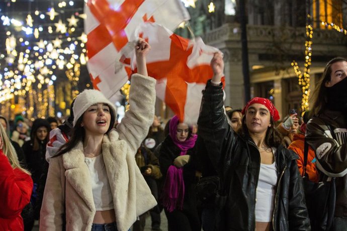 Manifestación en Tiflis contra la decisión del Gobierno de suspender la adhesión a la UE.