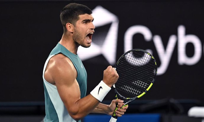 El tenista español Carlos Alcaraz celebrando el triunfo en primera ronda del Aberto de Australia.