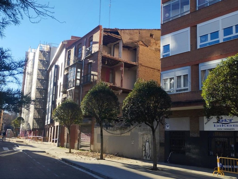 El Ayuntamiento de Valladolid inicia mañana la demolición del edificio de la Plaza de San Nicolás declarado en ruina.