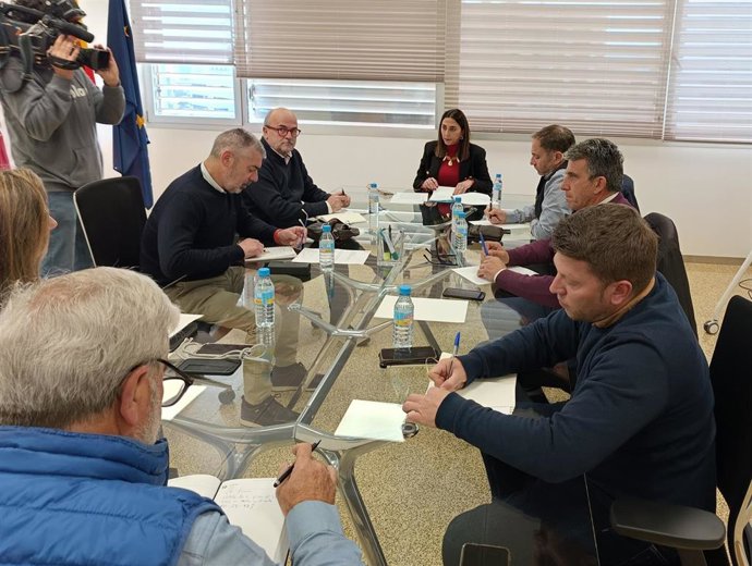 La consejera Sara Rubira en la reunión con COAG, ASAJA, UPA y FECOAM para informar del paquete de ayudas