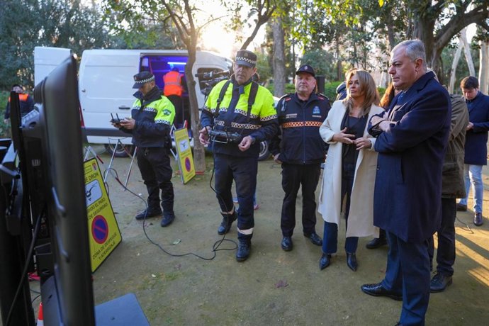 El alcalde de Sevilla, José Luis Sanz, observando el trabajo de los drones.