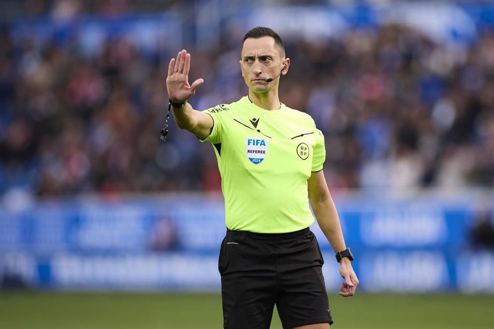 El árbitro murciano José María Sánchez Martínez durante un partido de LaLiga EA Sports