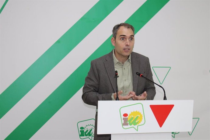 El coordinador de IU Andalucía, Toni Valero, este lunes en rueda de prensa en Málaga.