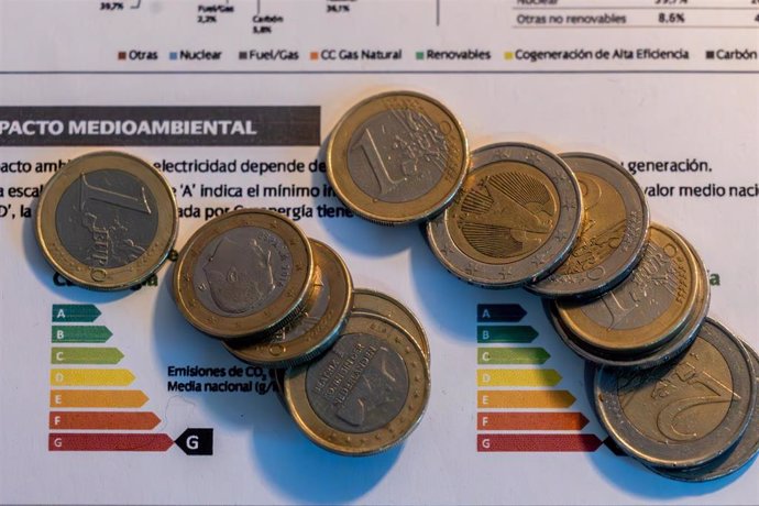 Varias monedas sobre una factura, a 9 de enero de 2025, en Madrid (España). El Gobierno central ha eliminado de manera definitiva las reducciones temporales que, desde junio de 2021, venía aplicando para paliar la inflación de precios en materia energétic