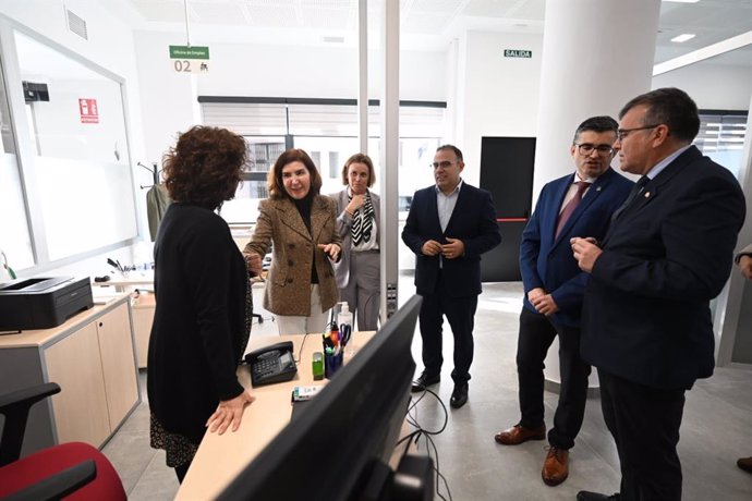 La consejera de Empleo, Empresa y Trabajo Autónomo, Rocío Blanco, ha visitado la nueva Oficina de Empleo de Almuñécar (Granada).