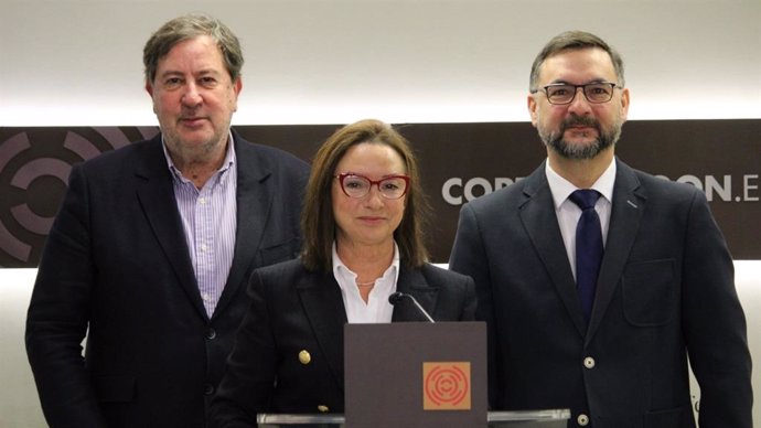 La diputada de VOX Carmen Rouco, en rueda de prensa, junto a los parlamentarios Juan Vidal y Fermín Civiac.