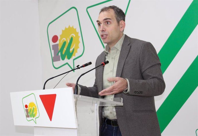 El coordinador general de IU Andalucía, Toni Valero, en rueda de prensa en Málaga.