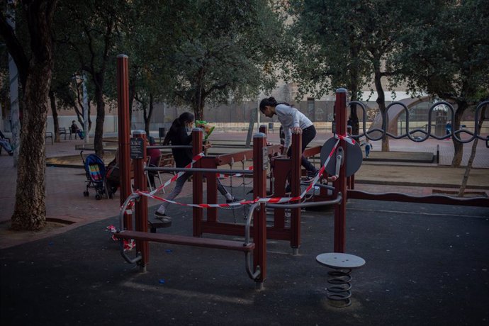 Archivo - Nens jugant en un parc de Barcelona