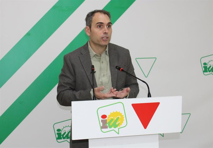 El coordinador general de IU Andalucía y diputado en el Congreso, Toni Valero, en rueda de prensa en Málaga