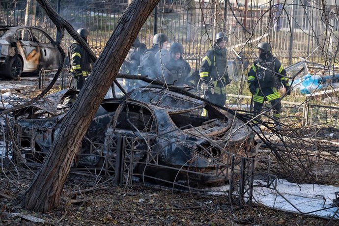 Archivo - Un grupo de bomberos frente a un vehículo destruido por un ataque ruso en Odesa, Ucrania