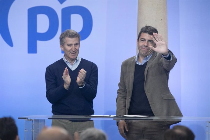 El president del PP, Alberto Núñez Feijóo (e), i el president de la Generalitat, Carlos Mazón (d), durant la clausura de l'acte de presentació de la 'Declaració d'Astúries'