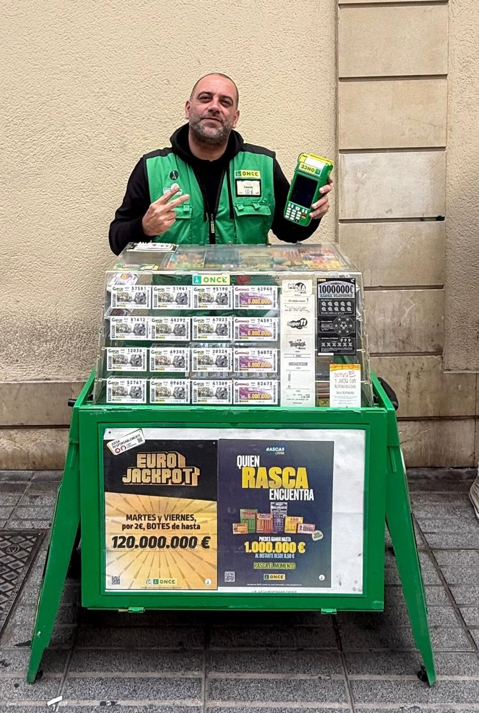 Eduardo Martín, agente vendedor de la ONCE que ha repartido la suerte este fin de semana en Las Palmas de Gran Canaria