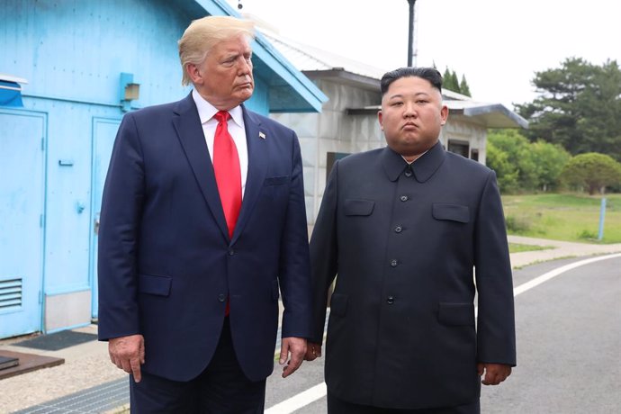 Archivo - 30 June 2019, South Korea, Panmunjom: US President Donald Trump (L) stands next to North Korean leader Kim Jong-un before they hold talks at the Freedom House on the southern side of the truce village of Panmunjom in the Demilitarized Zone (DMZ)