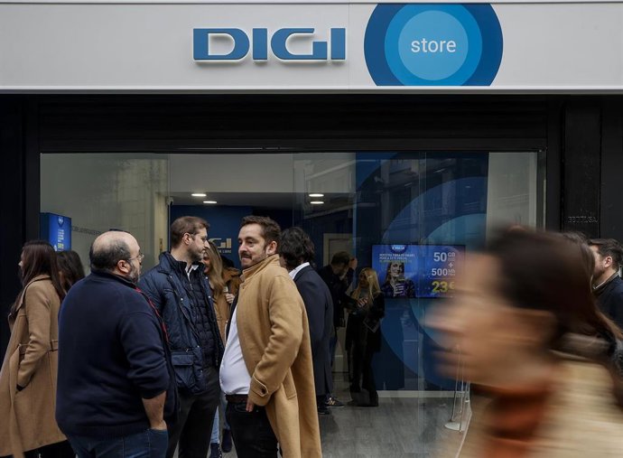 Archivo - Varias personas durante la inauguración de la primera tienda a nivel nacional de DIGI, a 23 de febrero de 2023, en Valencia, Comunidad Valenciana (España).