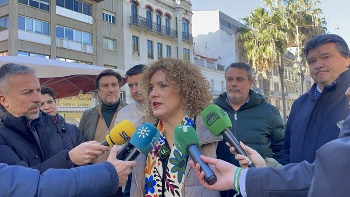 La secretaria general del PSOE de Huelva, María Eugenia Limón, junto a otros socialistas onubenses.