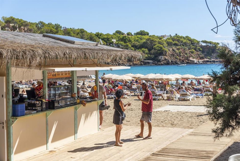Santa Eulria des Riu (Ibiza) impulsa el turismo familiar con una guía vivencial de chiringuitos de playa
