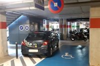 Denuncian a 10 personas por aparcar en plazas para personas con movilidad reducida del parking de Son Espases