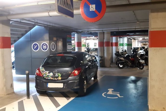 Vehículo mal estacionado en el aparcamiento del Hospital de Son Espases.