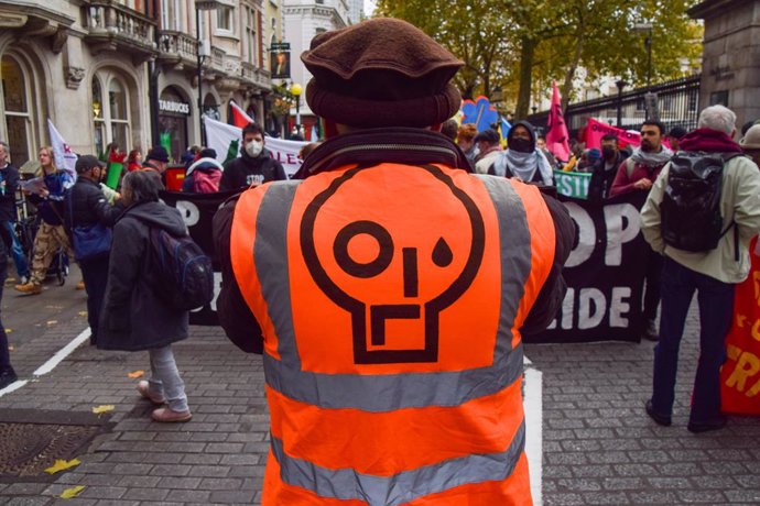 Archivo - November 16, 2024, London, England, UK: A member of Just Stop Oil takes part as hundreds of protesters march in Central London demanding climate justice and an end to fossil fuels, and in solidarity with Palestine, as COP29 continues in Azerbaij