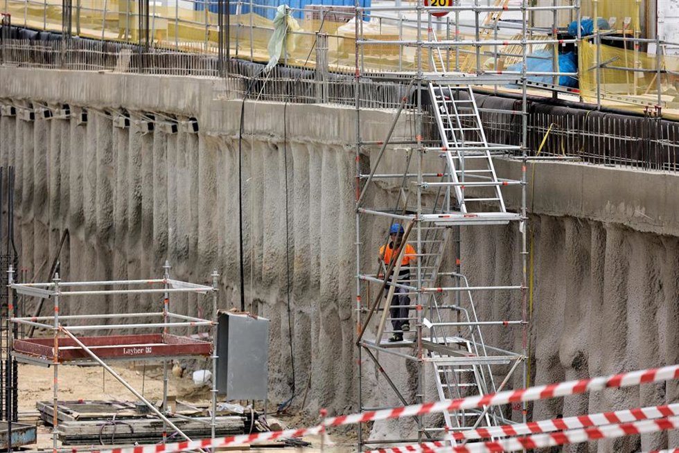 Archivo - Un operario trabajando en una obra en construcción