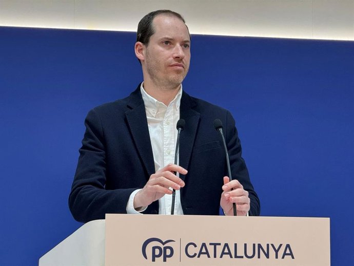 El portavoz del PP en el Parlament, Juan Fernández, en rueda de prensa en la sede del partido este lunes