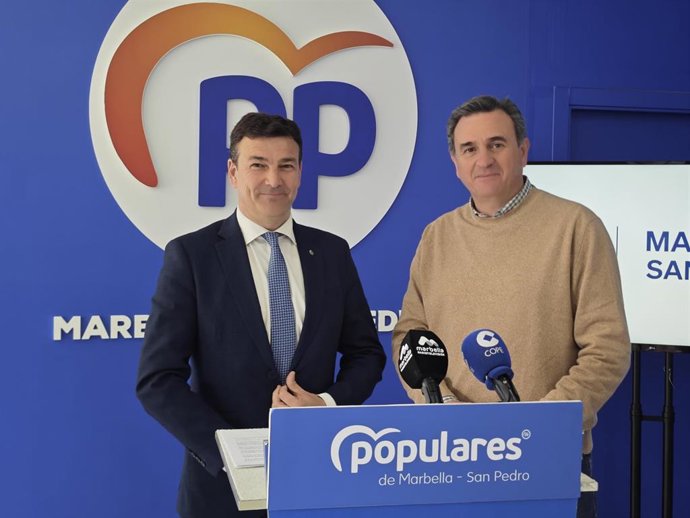 El diputado nacional por el PP de Málaga Cristóbal Garre, junto al portavoz 'popular' en el Ayuntamiento de Marbella (Málaga), Félix Romero.