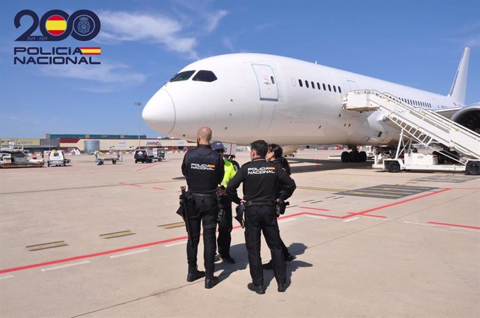 Archivo - El avión en el Aeropuerto de Madrid-Barajas donde han volado los ciudadanos expulsados