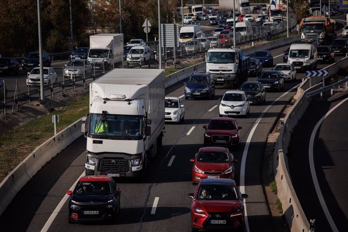 Archivo - Circulación en la autovía del Este, la A-3, durante la operación salida del puente de diciembre 2022, a 2 de diciembre de 2022, en Madrid (España). 