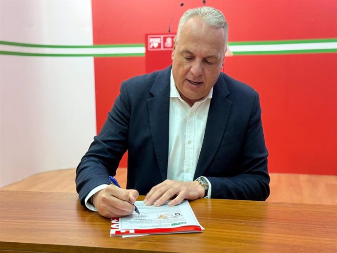 Ruiz Boix firmando el aval a la candidatura de María Jesús Monterio para el PSOE-A.