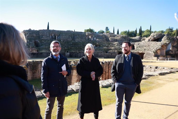 La consejera de Cultura y Deporte, Patricia del Pozo,durante la visita al Conjunto Arqueológico de Itálica.