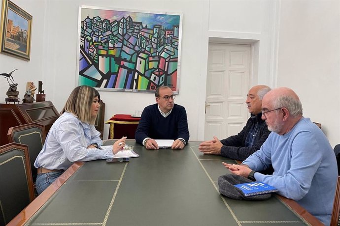 Reunión de Rafael Mateos y Encarna Solís con la plataforma para reabrir el Servicio de Cirugía Vascular del HUC