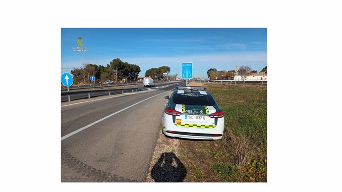 La Guardia Civil investiga al conductor de un vehículo por un delito de exceso de velocidad punible, dando asimismo resultado positivo en alcoholemia y drogas.