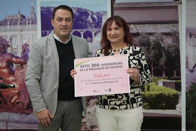 El diputado de Turismo, Javier Figueredo, con la ganadora del Reto 366, Flor Simbrero.