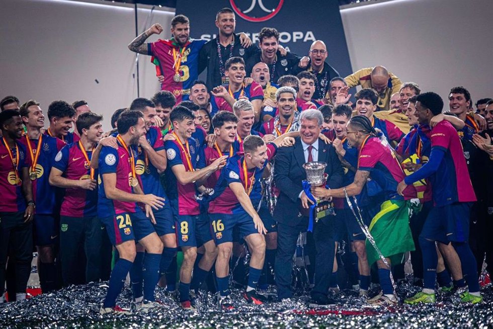 Celebración del FC Barcelona, con su presidente, Joan Laporta, con el trofeo en las manos, de la Supercopa de España 2025 ganada al Real Madrid en Arabia Saudí