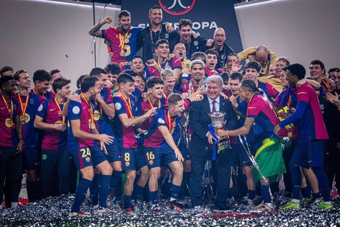 Celebración del FC Barcelona, con su presidente, Joan Laporta, con el trofeo en las manos, de la Supercopa de España 2025 ganada al Real Madrid en Arabia Saudí