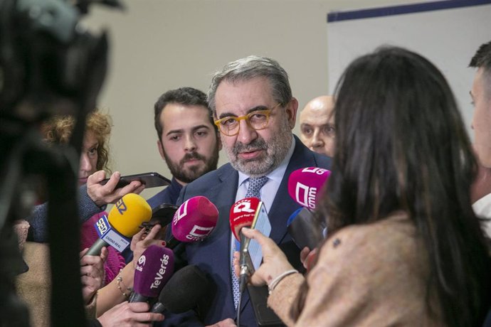 El presidente de Castilla-La Mancha, Emiliano García-Page, ha visitado, el Hospital General Universitario de Ciudad Real, donde ha conocido el funcionamiento del nuevo brazo robótico del Servicio de Traumatología.