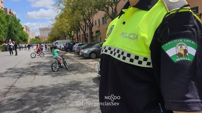 Archivo - Un agente de la Policía Local de Sevilla, en una foto de archivo.