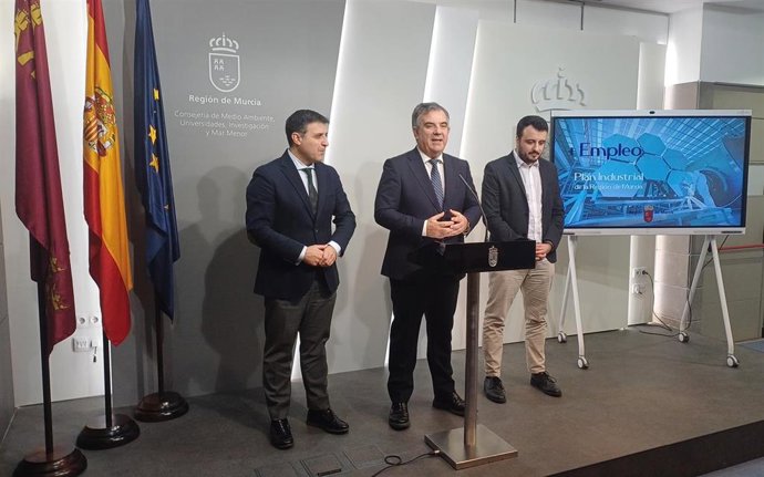 El consejero de Medio Ambiente, Universidades, Investigación y Mar Menor, Juan María Vázquez, durante la rueda de prensa tras la reunión del primer grupo de trabajo ‘Más Empleo’, para elaborar el Plan Industrial de la Región de Murcia