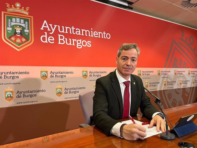 El presidente de la Comisión de Comercio, César Barriada, en rueda de prensa este lunes.