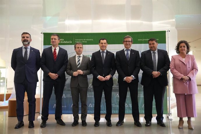 Juanma Moreno junto a Julio Millán en la foto oficial de la firma de la alianza andaluza para el desarrollo del biogás y biometano