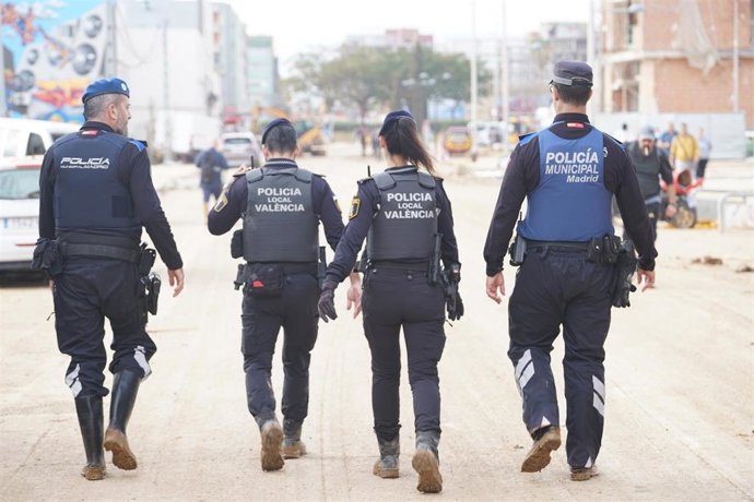 Archivo - Imagen de archivo de  efectivos de la Policía Local de València y de la Policía Local de Madrid en una de las zonas de la capital valenciana afectadas por la dana.