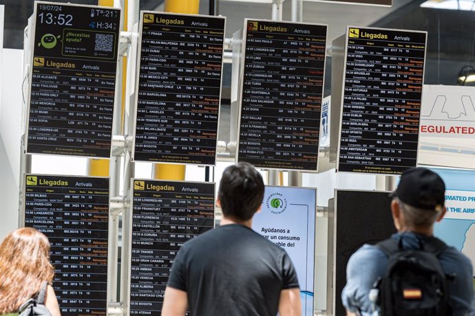 Archivo - Pasajeros en el aeropuerto de Madrid-Barajas 