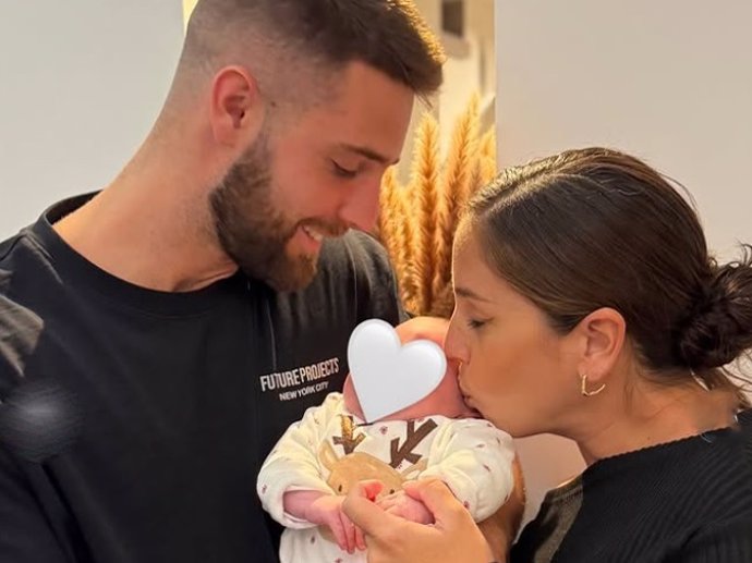 Archivo - Anabel Pantoja y David Rodríguez con su pequeña Alma en una imagen compartida por la influencer en redes sociales