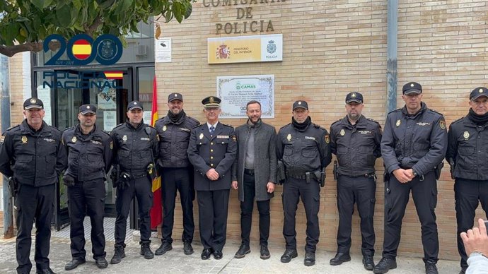 El alcalde, con responsables de la Policía Nacional en la comisaria del municipio tras el descubrimiento de una placa conmemorativa.