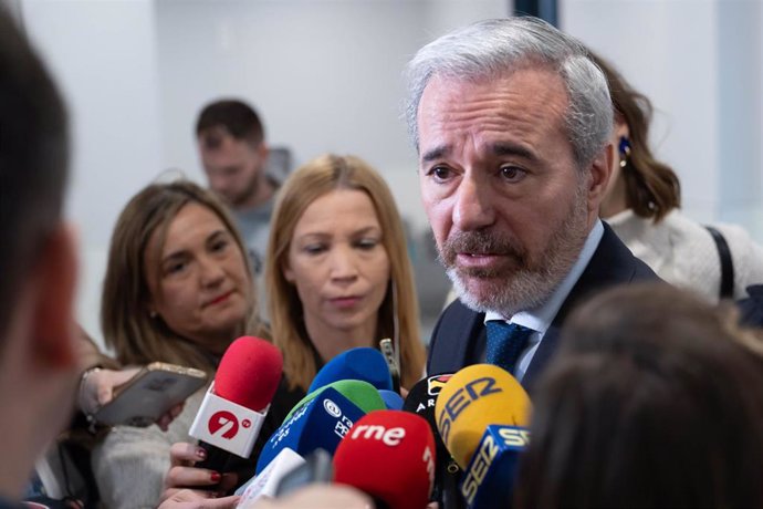 El presidente del Gobierno de Aragón, Jorge Azcón, este lunes durante su comparecencia ante los medios de comunicación tras la visita al nuevo Hospital Quirónsalud Zaragoza