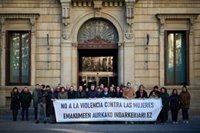 El Parlamento de Navarra se concentra como muestra de "repulsa" ante el último asesinato por violencia de género