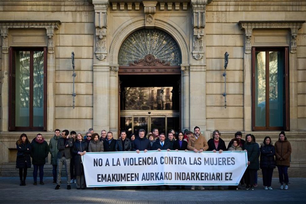 Concentración del Parlamento de Navarra como muestra de "repulsa" ante el último asesinato por violencia de género