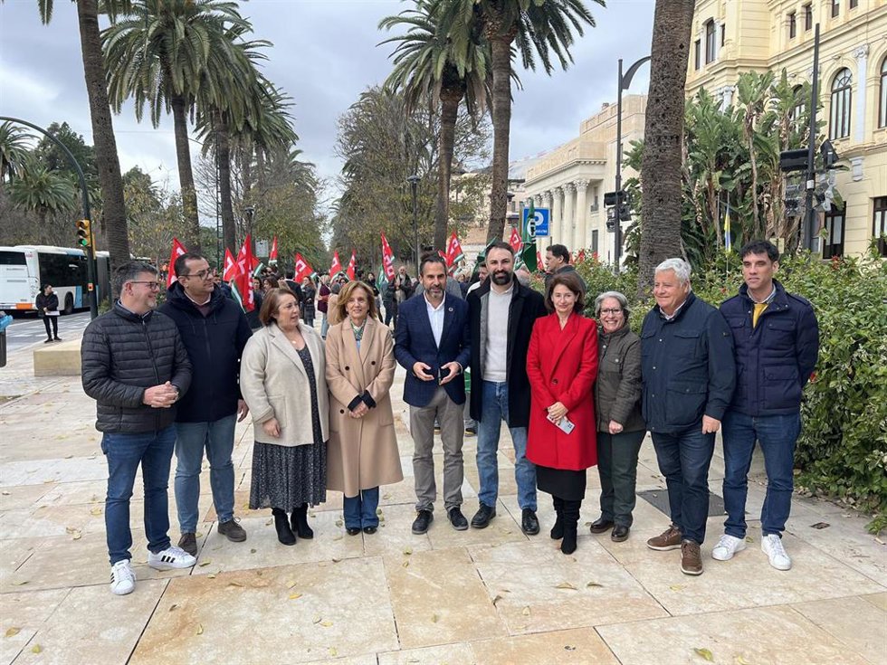 El portavoz municipal del PSOE, Daniel Pérez, junto con ediles socialistas